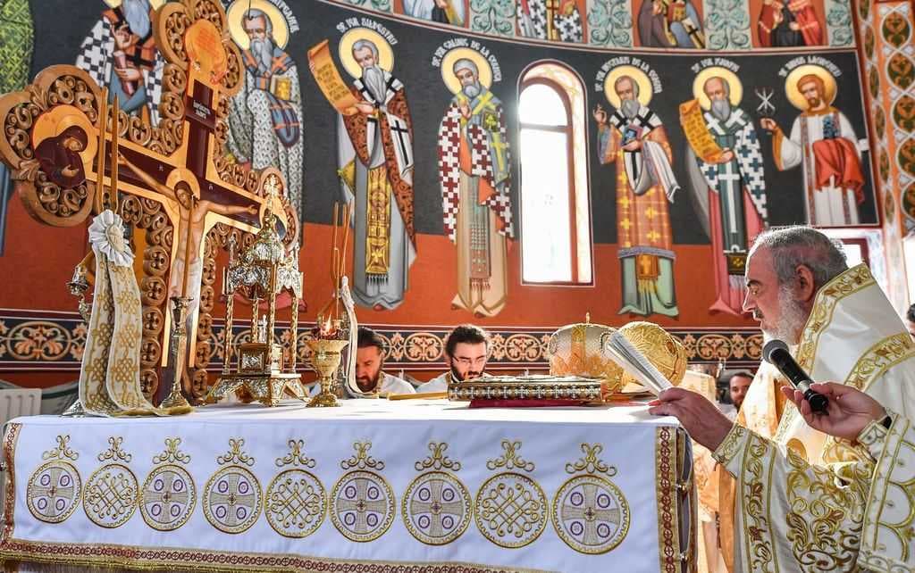 Patriarhul Daniel si Peasfintitul Timotei Prahoveanul au sfintit biserica Parc Rahova 1