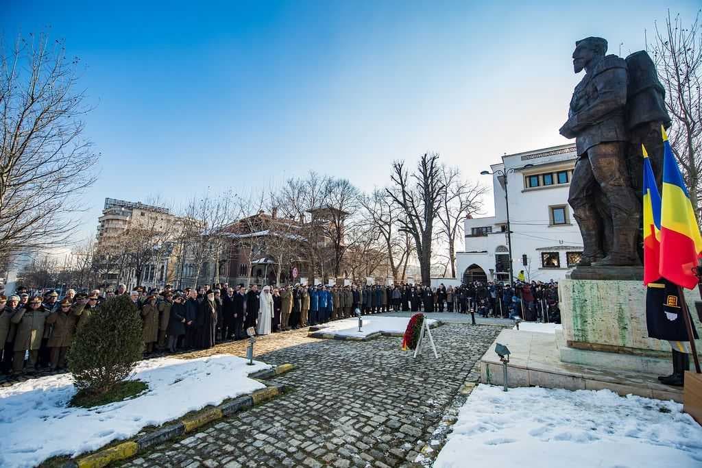 Patriarhul_Daniel_depune_coroana_flori_statuia_Alexandru_Ioan_Cuza