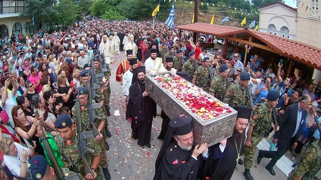 Procesiune cu moastele sfantului Ioan Rusul in insula Evia