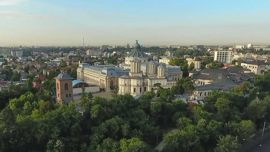 În ziua de doliu naţional, Patriarhia Română îi deplânge pe românii care au murit în cutremurul din Italia