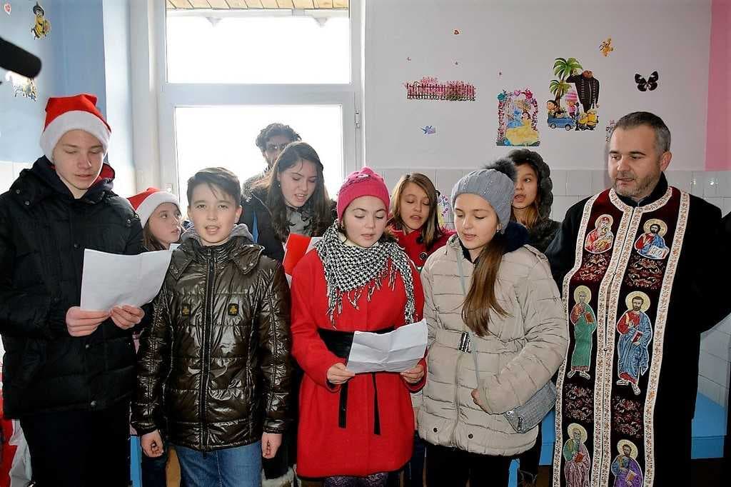 Curtea de Argeș | Copiii din parohia „Sfinții Voievozi” au colindat Spitalul Municipal