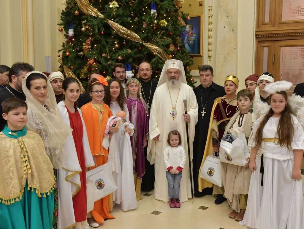 Patriarhul Daniel înconjurat de tineri