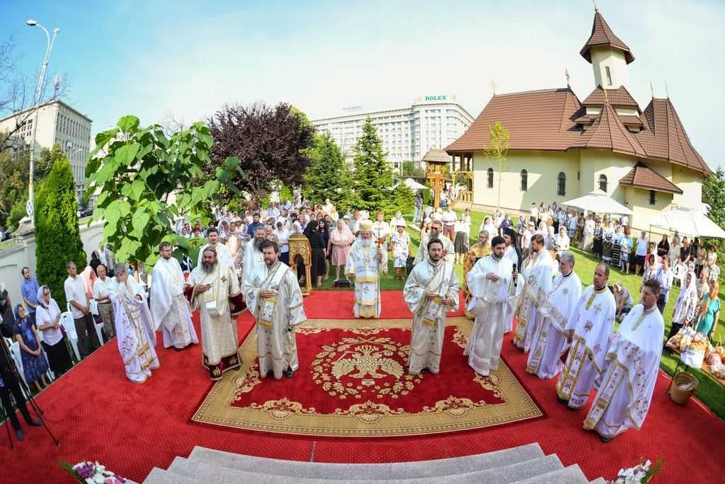 PS Varlaam Ploieşteanul slujeşte Sfânta Liturghie la hramul Paraclisului Catedralei Mântuirii Neamului
