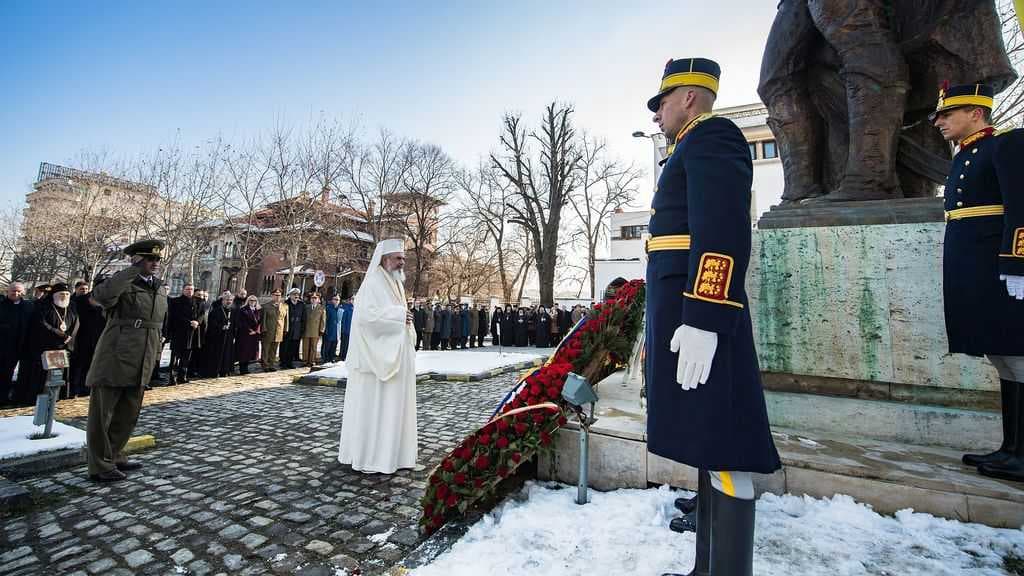 Patriarhul_Daniel_depune_coroana_flori_statuia_Alexandru_Ioan_Cuza