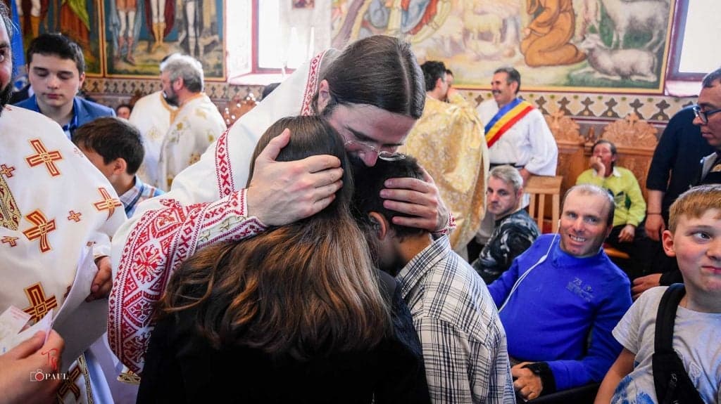 O suta de copii primesc burse din partea Episcopiei Europei de Nord2